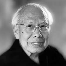 Photographie en noir et blanc d'Akira Yoshizawa, Maitre de l'Origami