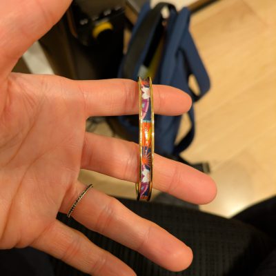 Crépuscule d’Osaka Bracelet jonc en laiton et en papier washi floral à dominance bleu profond et orange vif, intégré à la Collection Voyage à Osaka par Atelier Sakura