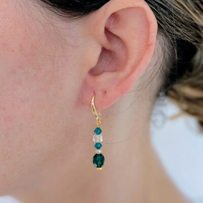 Boucles d'oreilles Baie de Kabira vue portée - Collection Eclats d'Okinawa - Par Sakura Créations