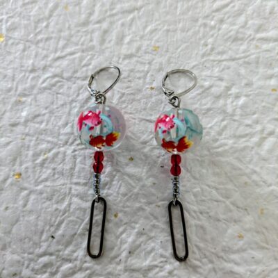 Boucles d'oreilles Ballet Écarlate vue posées à plat - Collection Danse de Kingyo - Par Sakura Créations