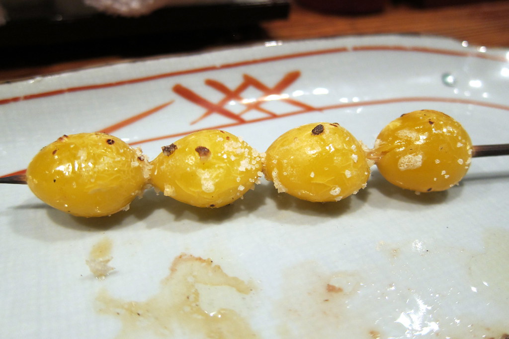 Le Ginnan, fruit du Ginkgo, sous forme de brochette