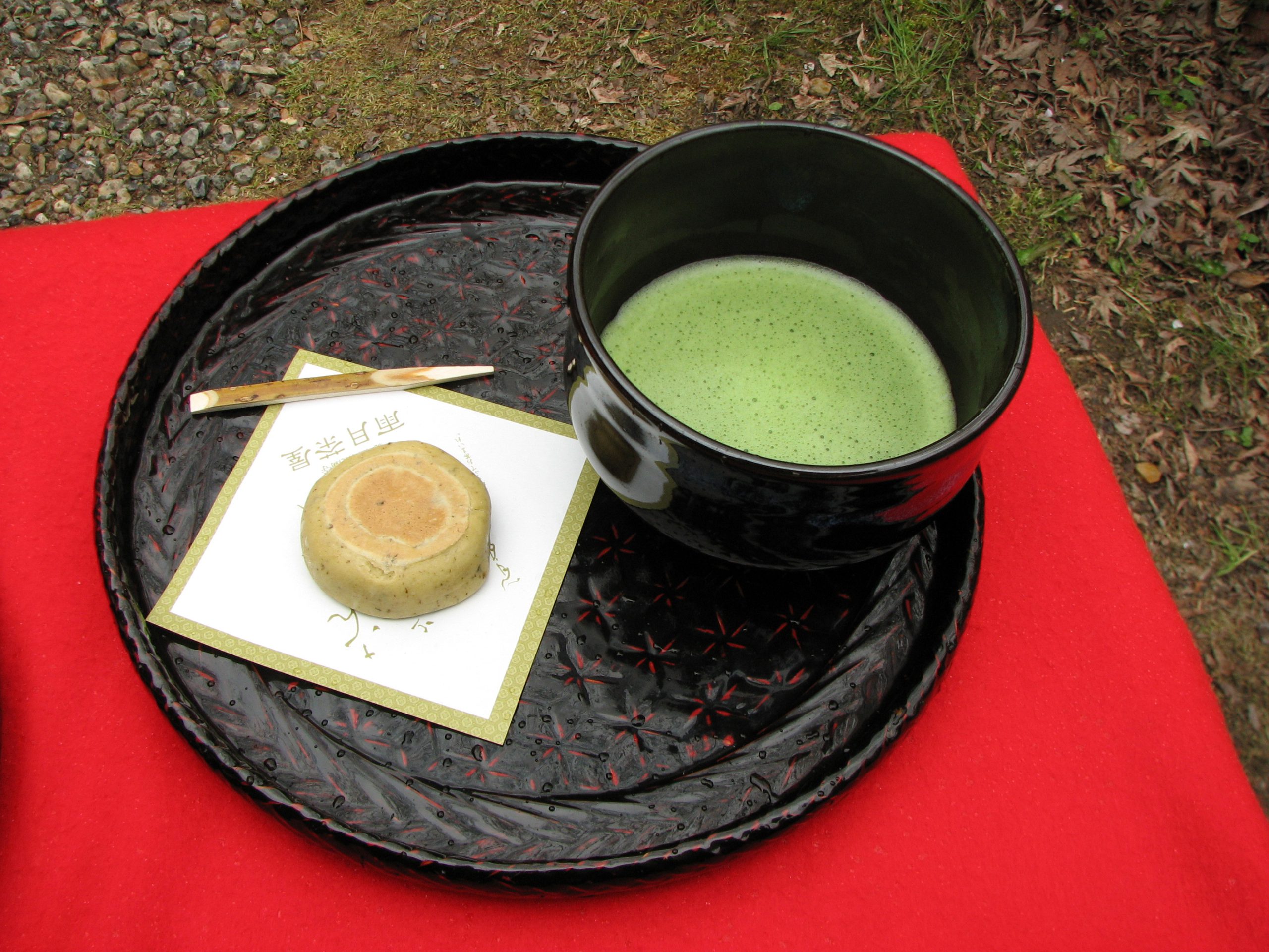 Set Matcha et Wagashi dans un salon de thé au coeur d'un Jardin Japonais