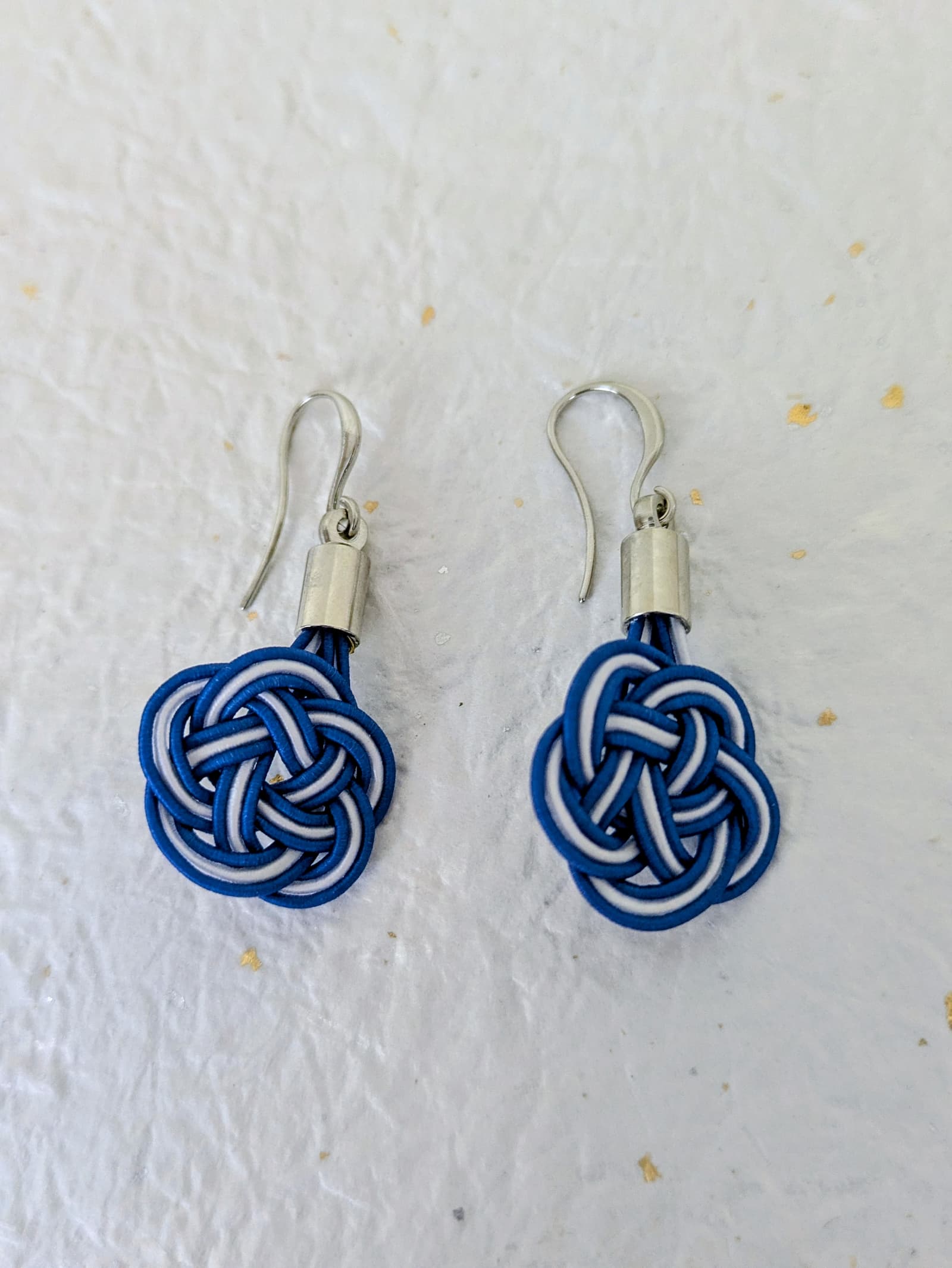 Boucles d'oreilles Umemusubi - Bleu Turquoise & Blanc - Collection Mizuhiki - Par Sakura Créations