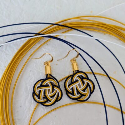 Boucles d'oreilles Umemusubi - Bleu Marine & Jaune Oranger - Collection Mizuhiki - Par Sakura Créations