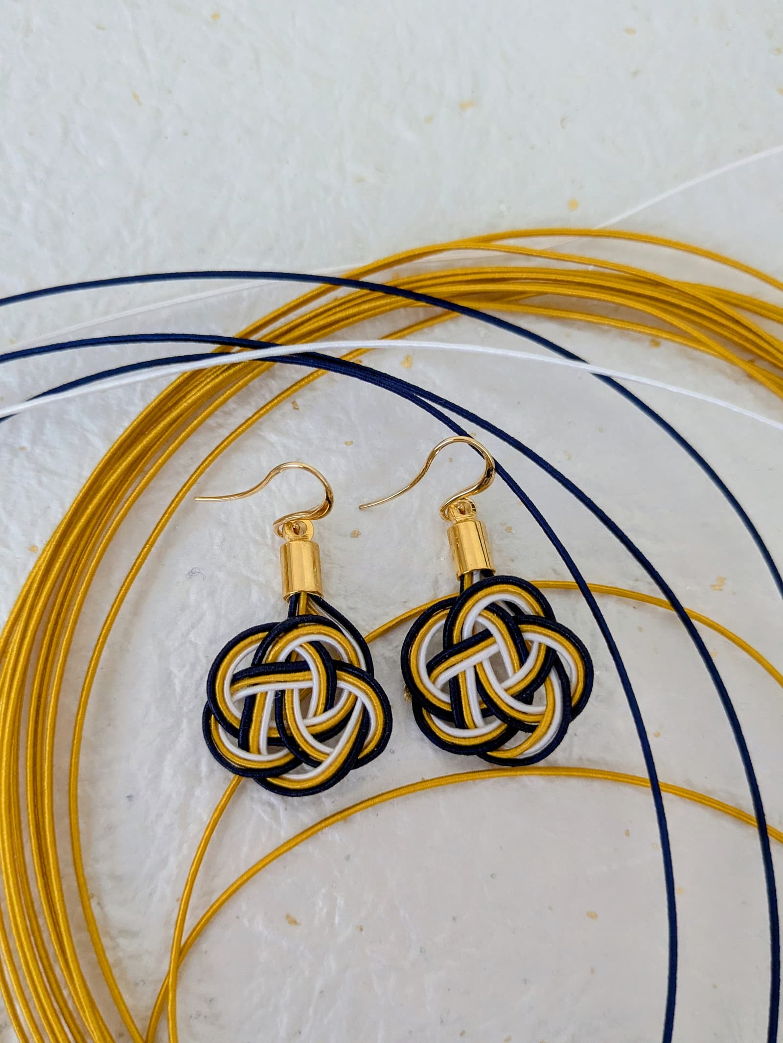 Boucles d'oreilles Umemusubi - Bleu Marine & Jaune Oranger - Collection Mizuhiki - Par Sakura Créations