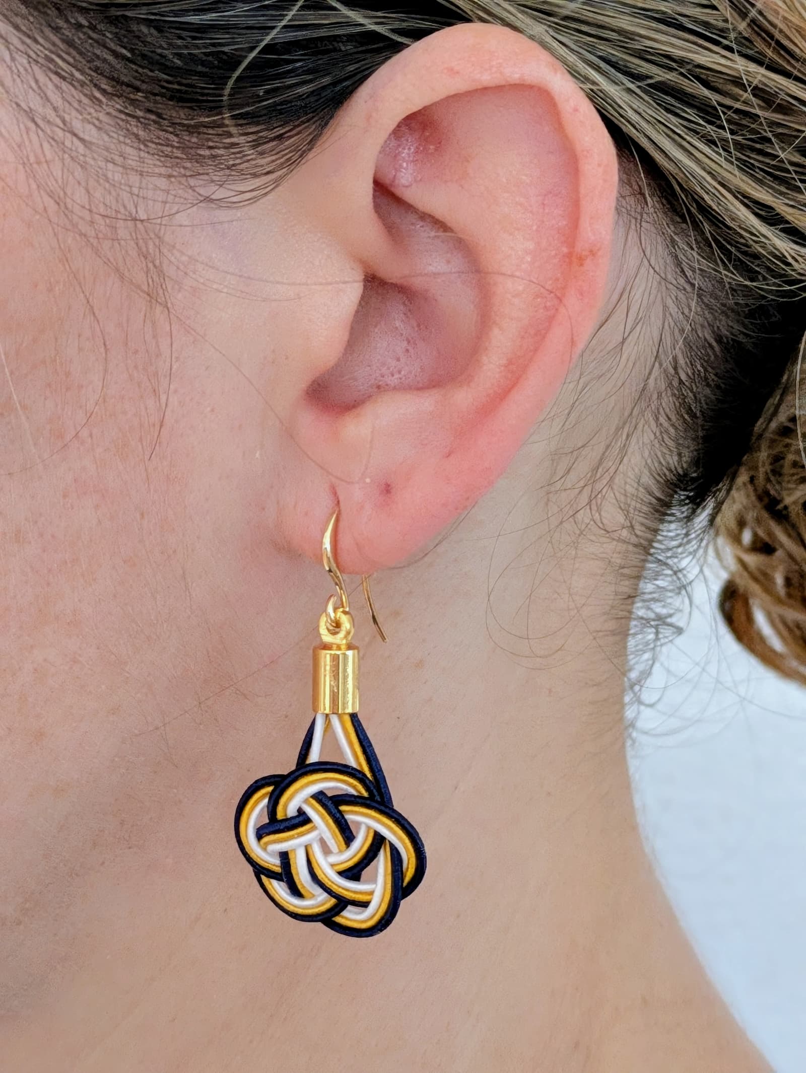 Boucles d'oreilles Umemusubi - Bleu Marine & Jaune Oranger - Collection Mizuhiki - Par Sakura Créations