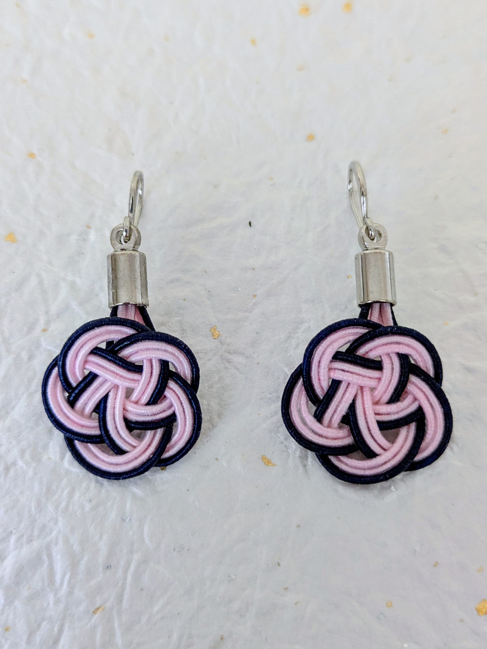 Boucles d'oreilles Umemusubi - Bleu Marine & Rose Pastel - Collection Mizuhiki - Par Sakura Créations