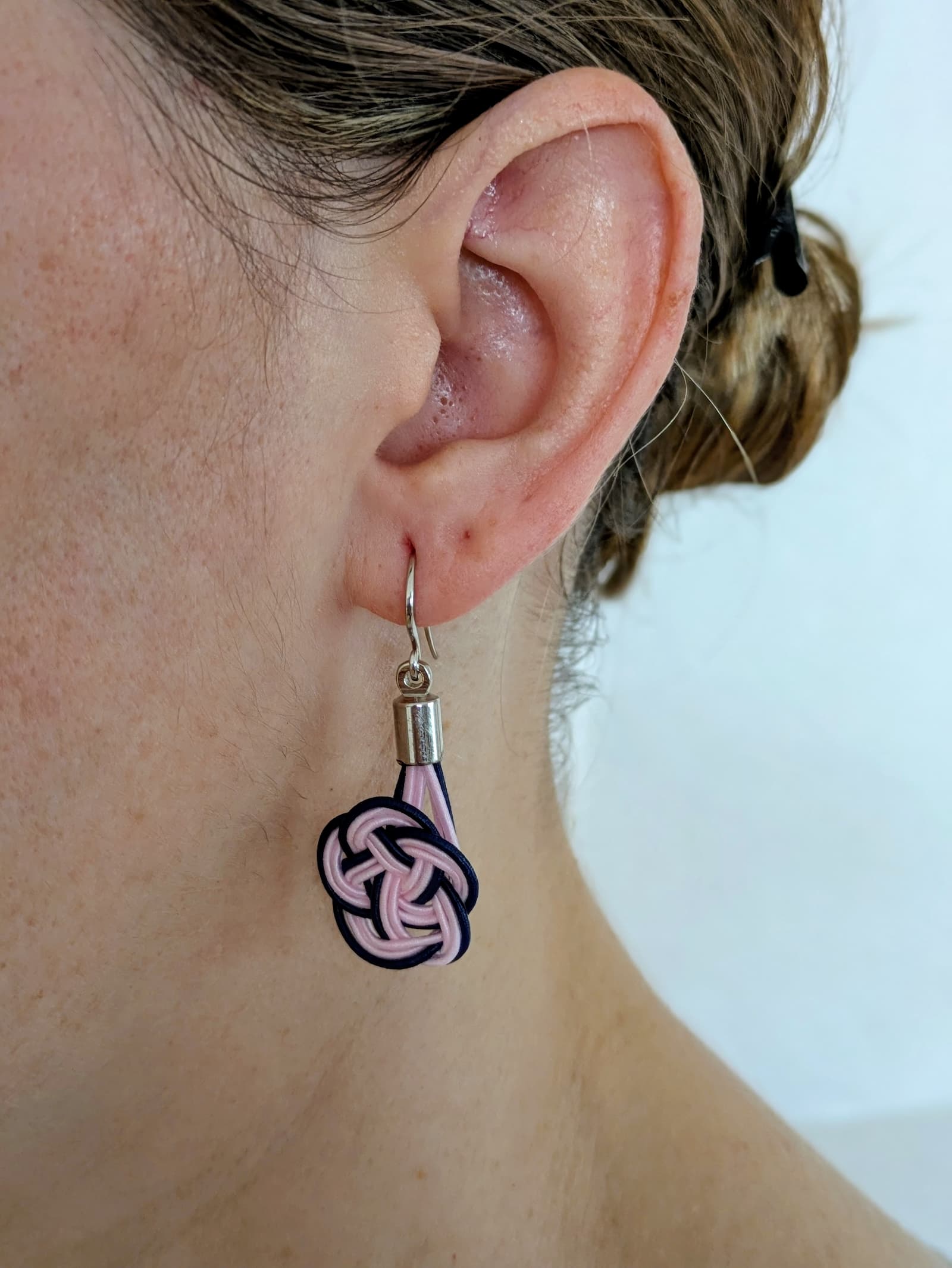 Boucles d'oreilles Umemusubi - Bleu Marine & Rose Pastel - Collection Mizuhiki - Par Sakura Créations
