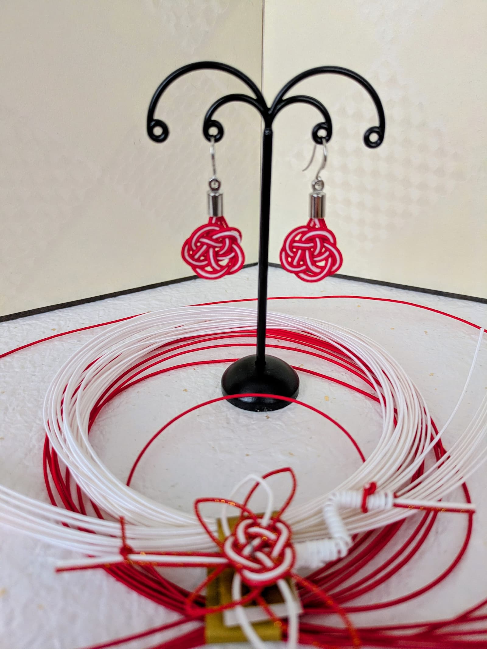 Boucles d'oreilles Umemusubi - Rouge & Blanc - Collection Mizuhiki - Par Sakura Créations