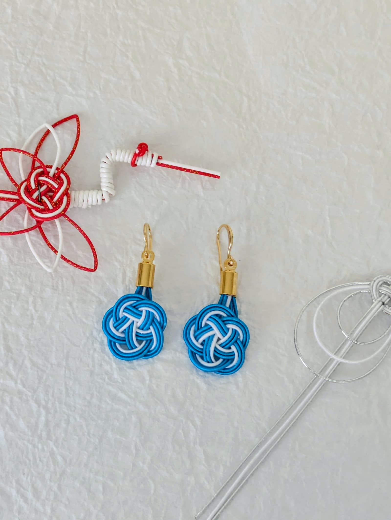 Boucles d'oreilles Umemusubi - Turquoise & Blanc - Collection Mizuhiki - Par Sakura Créations