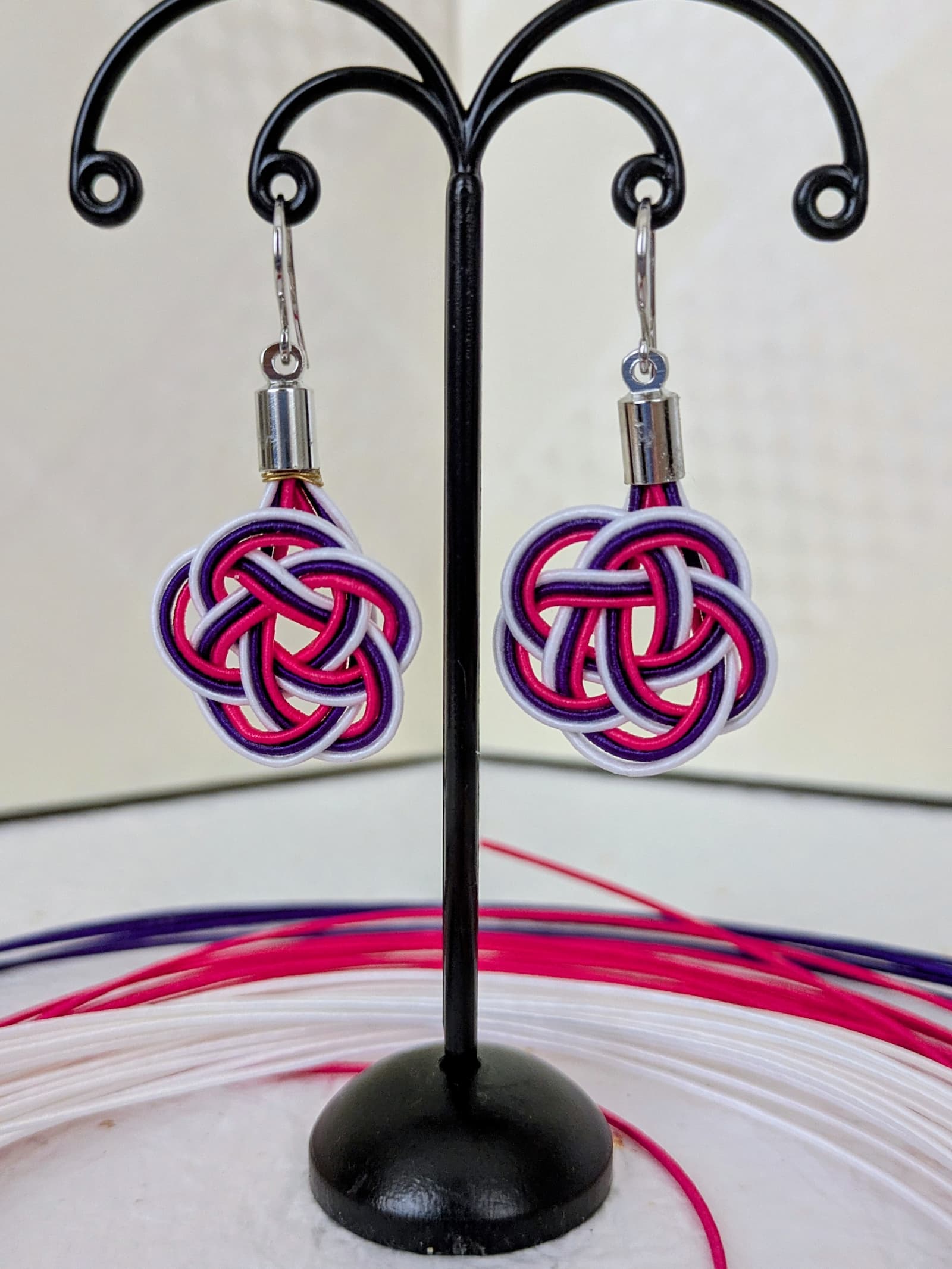 Boucles d'oreilles Umemusubi - Violet & Rose Fuchsia - Collection Mizuhiki - Par Sakura Créations
