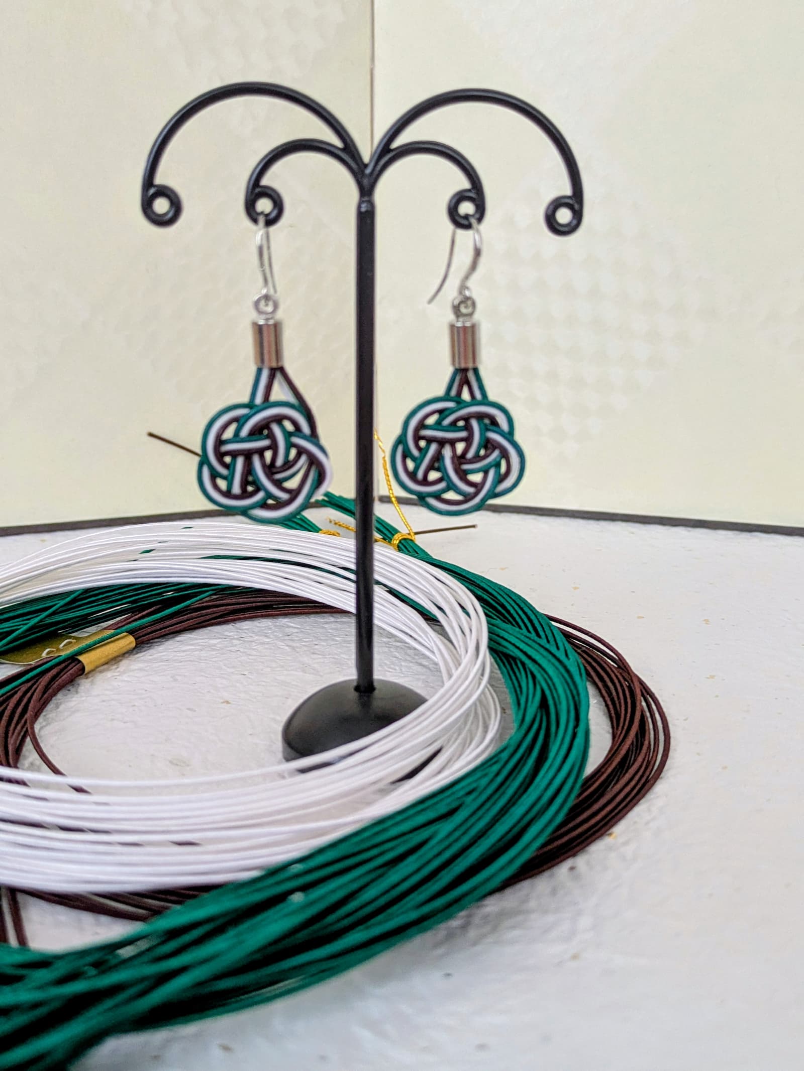 Boucles d'oreilles Umemusubi - Vert Profond & Marron - Collection Mizuhiki - Par Sakura Créations