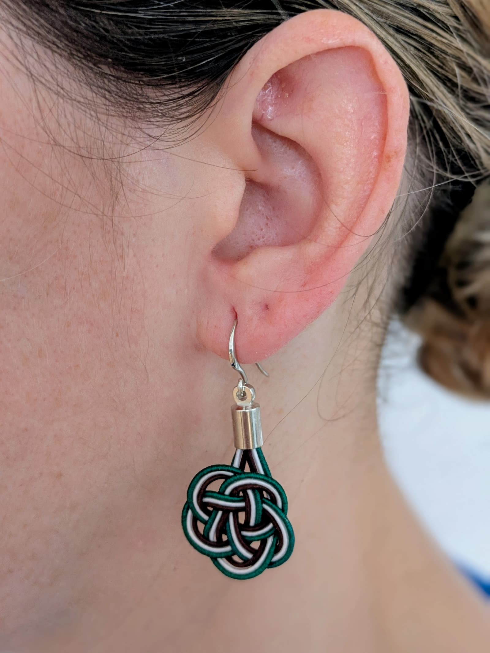 Boucles d'oreilles Umemusubi - Vert Profond & Marron - Collection Mizuhiki - Par Sakura Créations