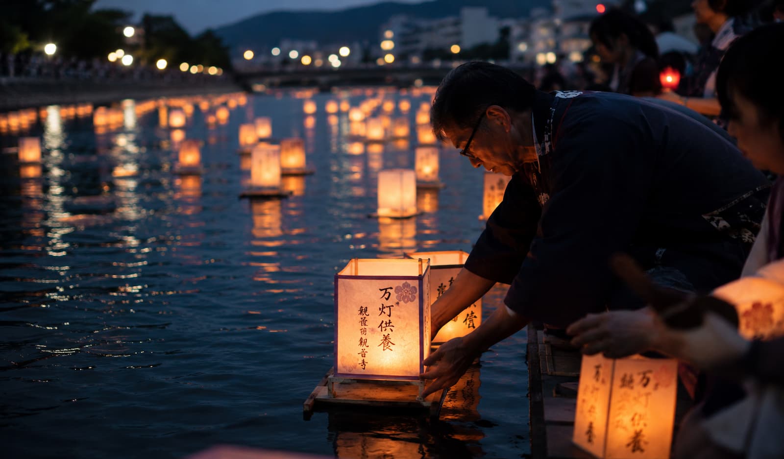 Lanternes flottant sur l'eau au Japon