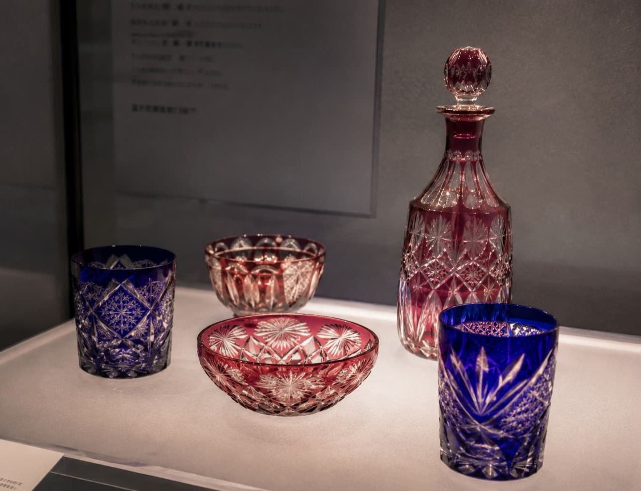 Anciennes pièces d'Edo Kiriko exposées dans un musée japonais