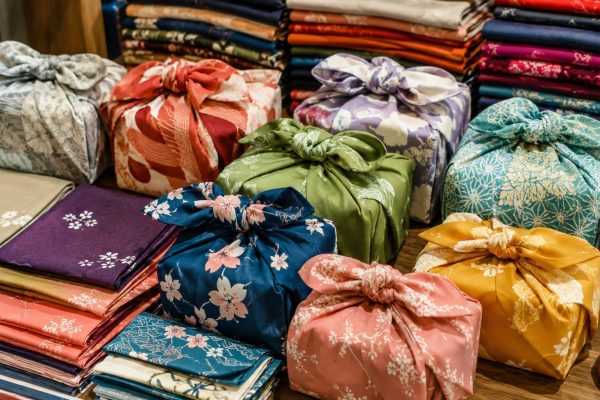Le Furoshiki : Un Tissu Polyvalent et Écologique