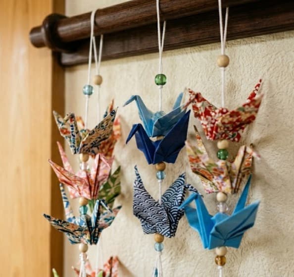 Senbazuru ou guirlandes portant 1000 grues en origami