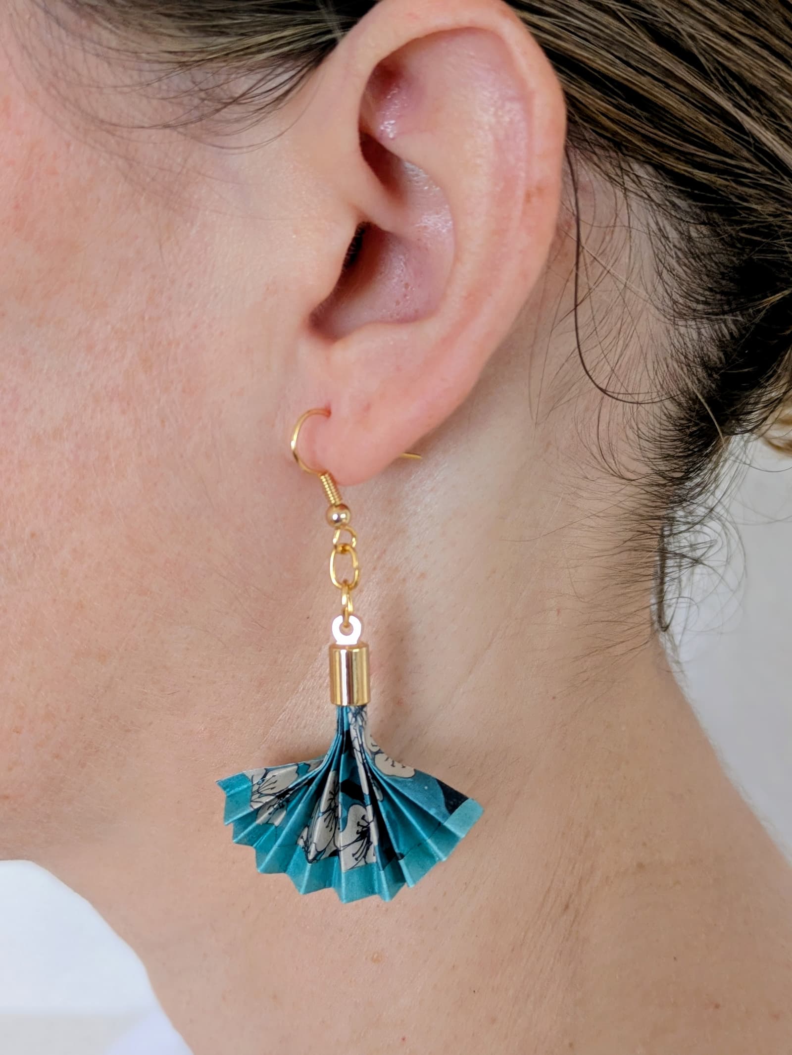 Un modèle des boucles d'oreilles Eventail Japonais- Bleu d'Okinawa
