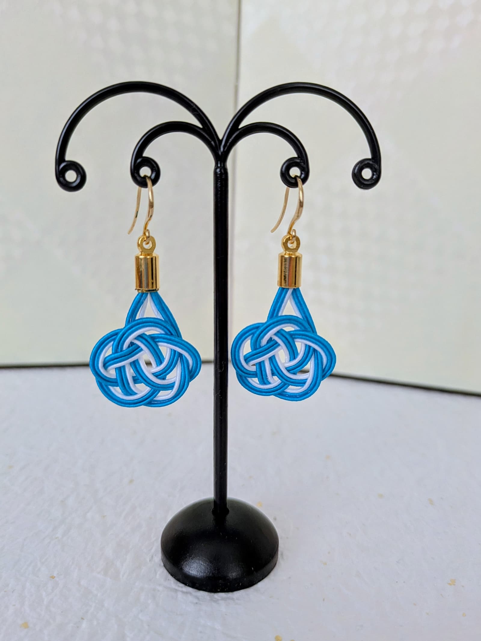Boucles d'oreilles mizuhiki Umemusubi - Turquoise & Blanc